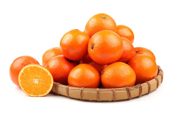 흰 배경에 분리되어 있는 오렌지 만다린이나 귤 열매 — 스톡 사진