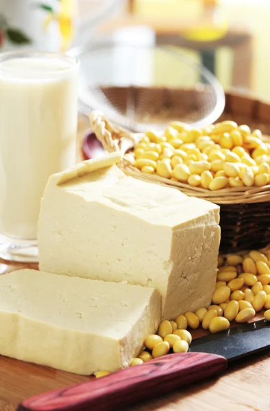 Tofu a sójové boby na kuchyňském stole — Stock fotografie