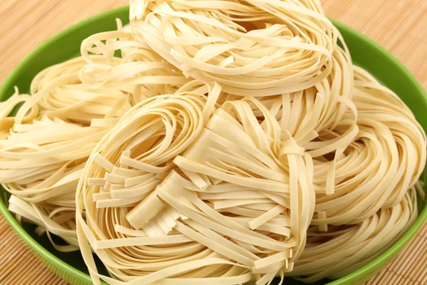 Italiaanse pasta tagliatelle nest — Stockfoto