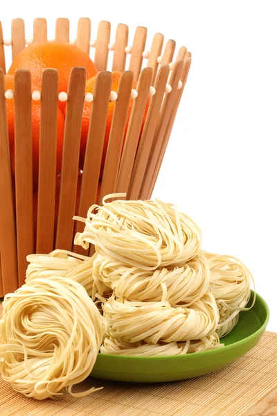Italiensk pasta tagliatelle häckar på vit bakgrund — Stockfoto