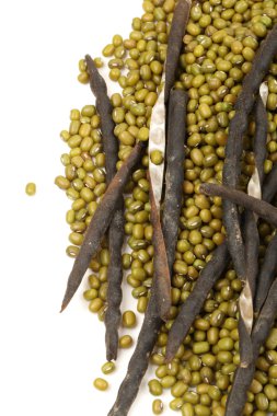 Beyaz arka planda mung fasulyesi