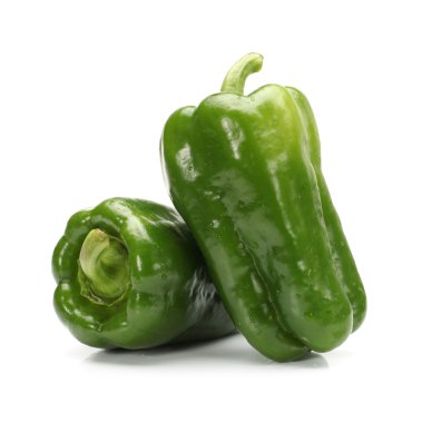 beyaz arkaplanda yeşil biber