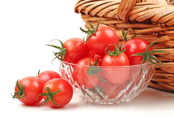 Pomodoro ciliegia su sfondo bianco da vicino — Foto Stock