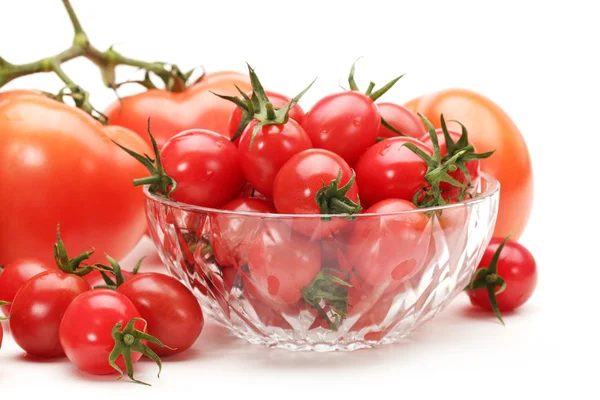 Malé cherry rajče na bílém pozadí zblízka — Stock fotografie