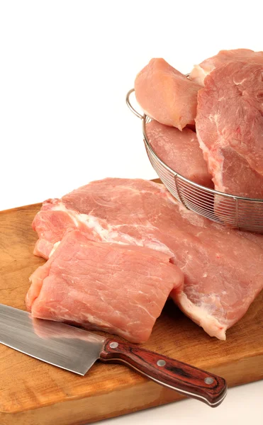 Frisches rohes Schweinefleisch auf weißem Hintergrund — Stockfoto