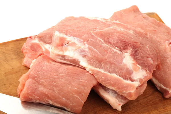 Frisches rohes Schweinefleisch auf weißem Hintergrund — Stockfoto