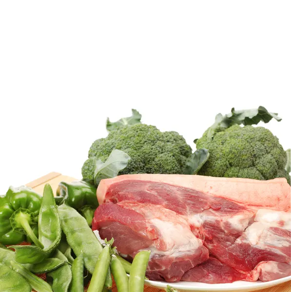 Čerstvé maso a zelenina na bílém pozadí — Stock fotografie