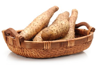 Beyaz arkaplanda taze zencefil kökü .