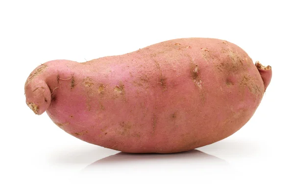 Zoete aardappel op de witte achtergrond — Stockfoto