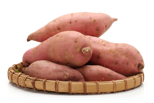 Солодка картопля на білому тлі — стокове фото