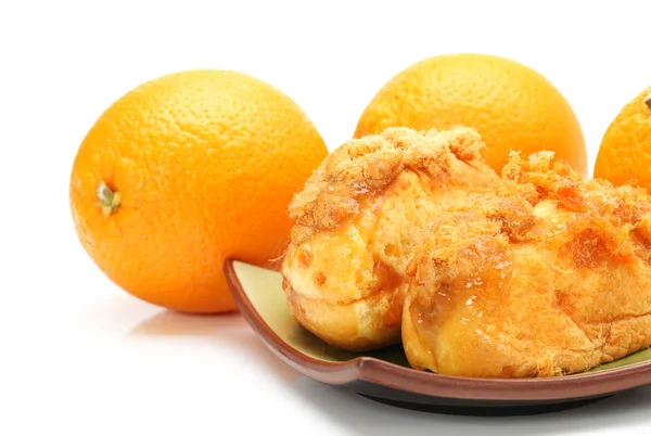 Natural delicioso desayuno pan y naranja sobre fondo blanco — Foto de Stock