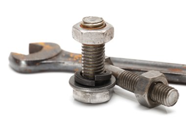 İngiliz anahtarı ve cıvata closeup beyaz zemin üzerine