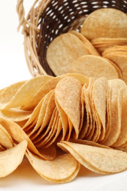 Beyaz arkaplanda patates cipsi