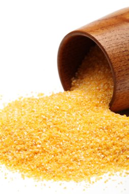 sarı beyaz zemin üzerine mısır gevrekleri ezilmiş