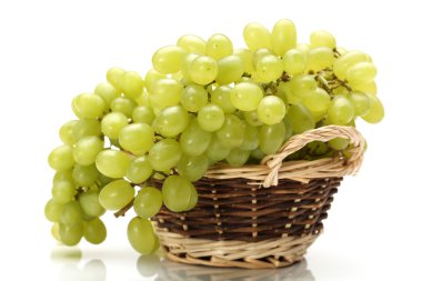 Beyaz arkaplanda yeşil üzümler