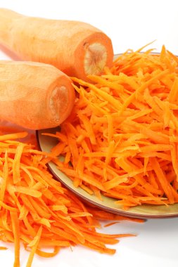 beyaz zemin üzerinde cilalı havuç.