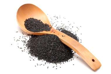 Beyaz arkaplanda siyah susam