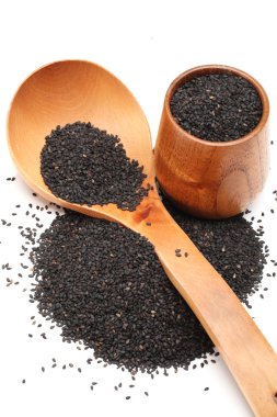 Beyaz arkaplanda siyah susam