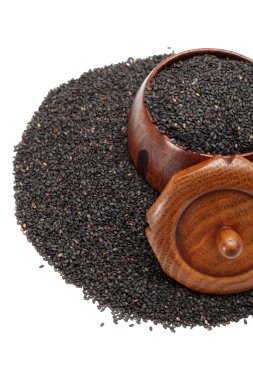 Beyaz arkaplanda siyah susam