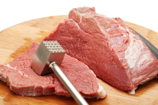Rått nötkött på vit bakgrund — Stockfoto