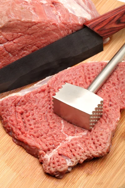 Сырое мясо говядины на белом фоне — стоковое фото