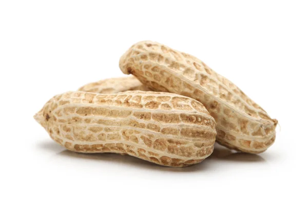 Cacahuètes sur fond blanc — Photo