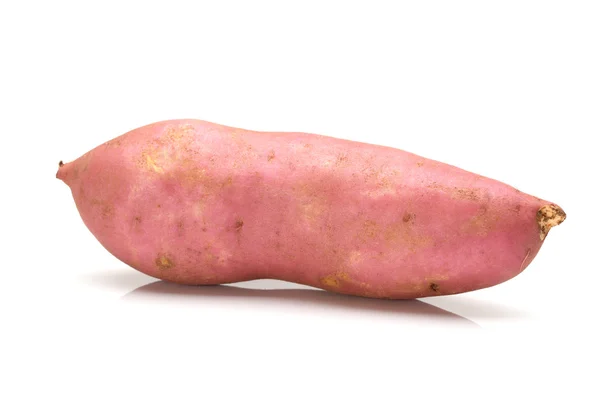 Zoete aardappel op de witte achtergrond — Stockfoto