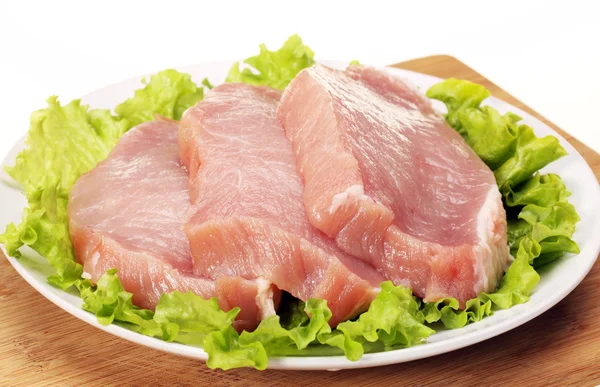 Čerstvé syrové vepřové maso na bílém pozadí — Stock fotografie