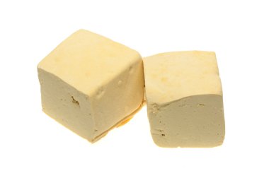 Beyaz arka plan üzerinde izole soya peyniri küpleri