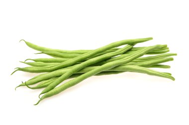 Beyaz arkaplanda yeşil fasulye