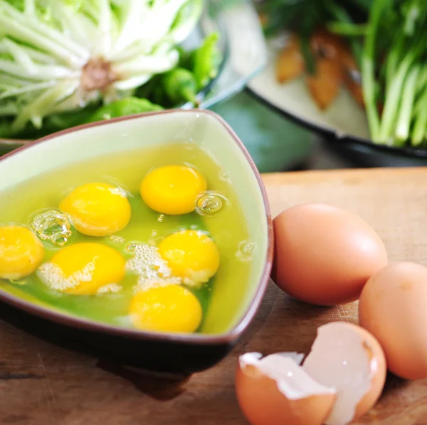 Huevos con yemas —  Fotos de Stock
