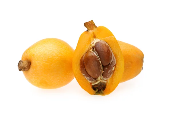 Vruchten van de loquat geïsoleerd op een witte achtergrond — Stockfoto