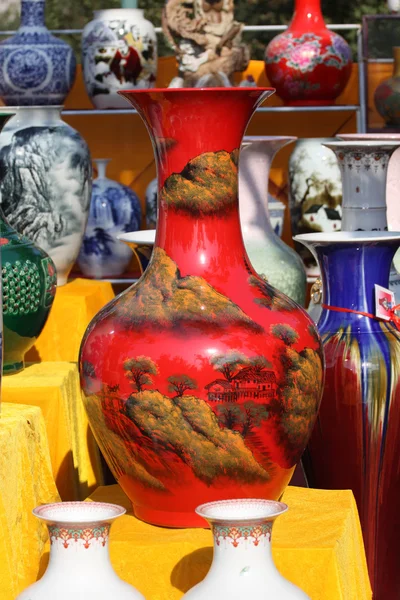 Chinese ceramic vases painted in vibrant colors — Stock Photo, Image