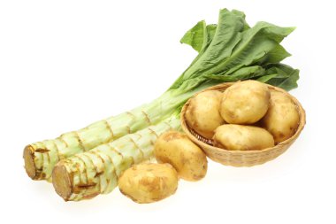 beyaz zemin üzerinde kuşkonmaz marul