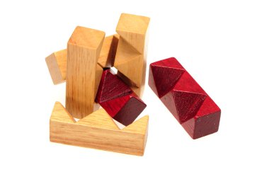 Beyaz arka plan üzerinde ahşap puzzle
