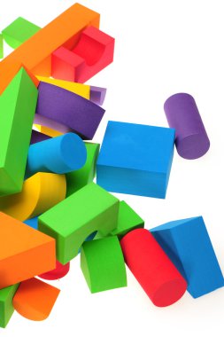 Beyaz bir arka plan üzerinde izole renkli bloklar Oyuncak kale