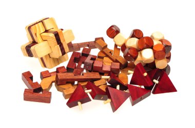 Beyaz arka plan üzerinde ahşap puzzle