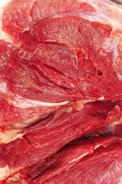 Carne cruda in cartone di legno isolata su fondo bianco — Foto Stock