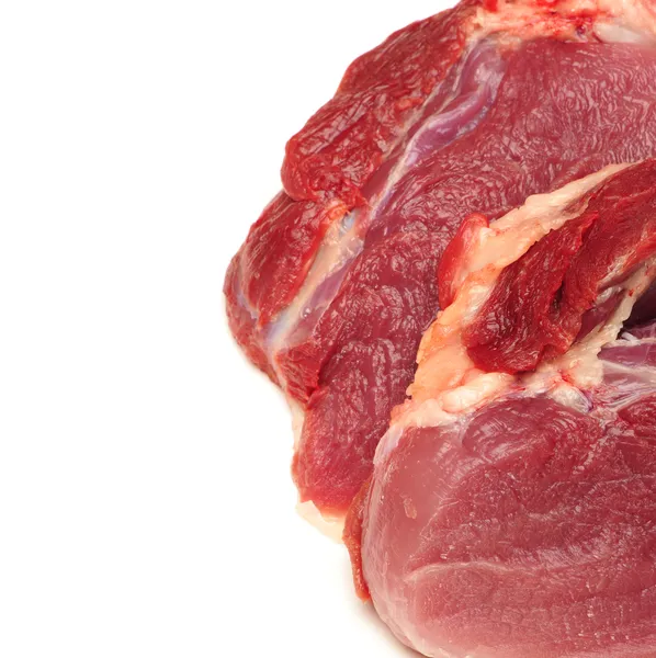 Carne cruda in cartone di legno isolata su fondo bianco — Foto Stock