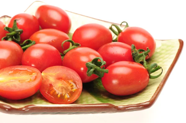 Beyaz arka planda küçük vişneli domates. Yakın plan. — Stok fotoğraf