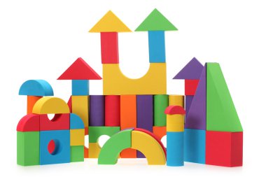 Beyaz bir arka plan üzerinde izole renkli bloklar Oyuncak kale