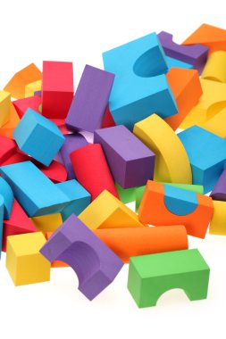 Beyaz bir arka plan üzerinde izole renkli bloklar Oyuncak kale