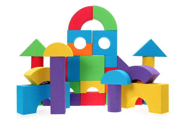 O castelo de brinquedo de blocos de cor isolados em um fundo branco — Fotografia de Stock