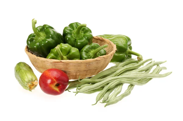 Légumes verts sur fond blanc — Photo