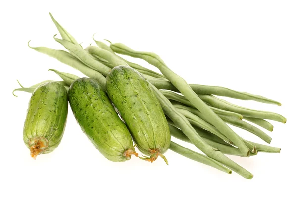 Зеленые овощи на белом фоне — стоковое фото