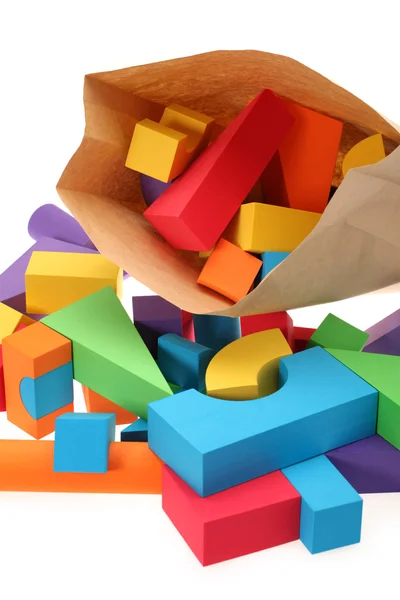 El castillo de juguete de bloques de color aislados sobre un fondo blanco —  Fotos de Stock
