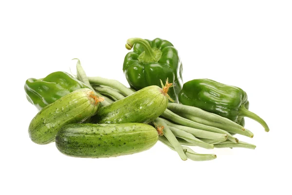 Зеленые овощи на белом фоне — стоковое фото