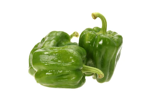 Zelená paprika na bílém pozadí zblízka střílet — Stock fotografie