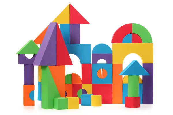 Іграшковий замок з кольорових блоків ізольований на білому тлі — стокове фото