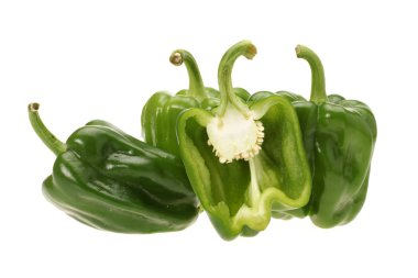 Beyaz arkaplanda yeşil biber. Yakın çekim.